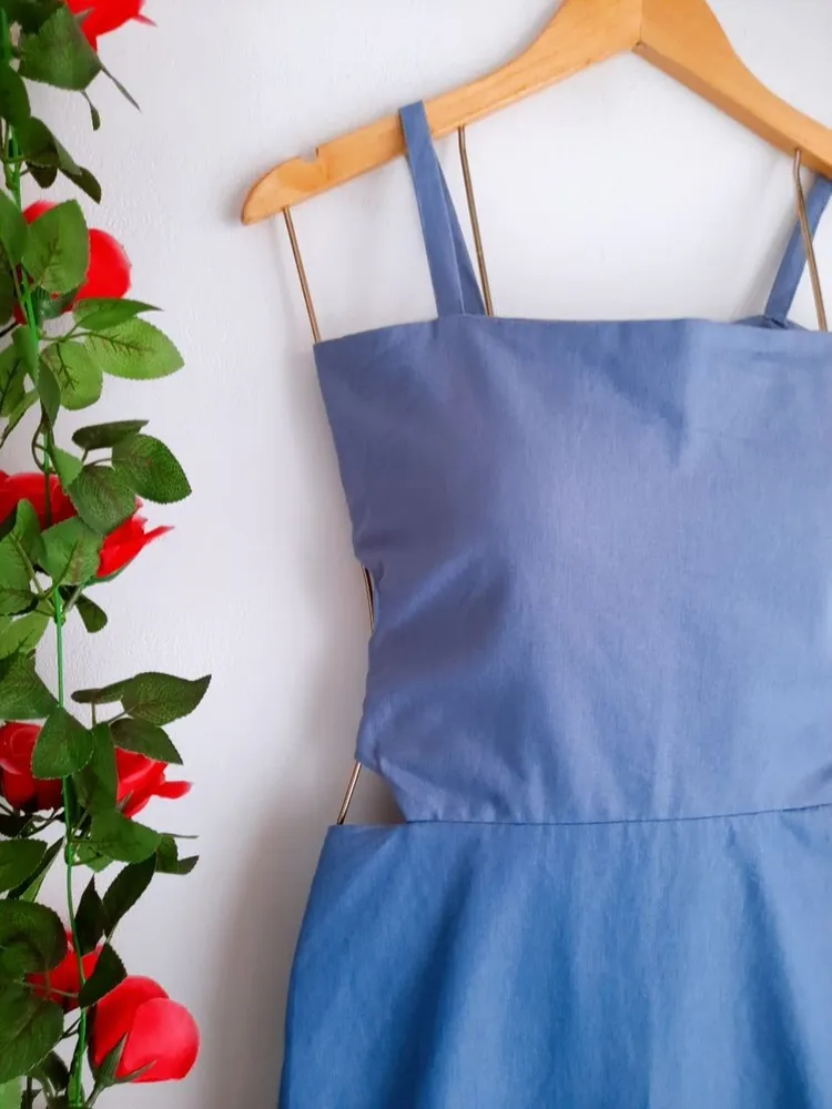 vestido midi azul claro com amarração p