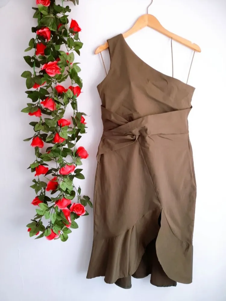 vestido ombro único drapeado verde militar amalle 44