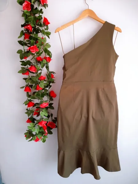 vestido ombro único drapeado verde militar amalle 44