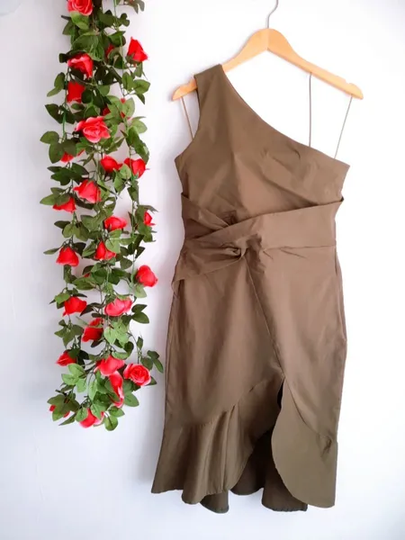 vestido ombro único drapeado verde militar amalle 44