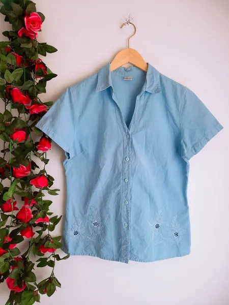 camisa bordada azul claro