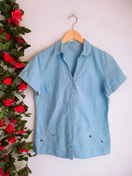 camisa bordada azul claro