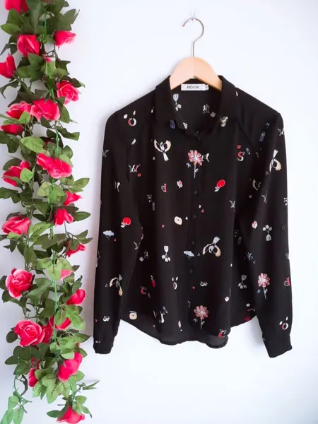 camisa preta estampada