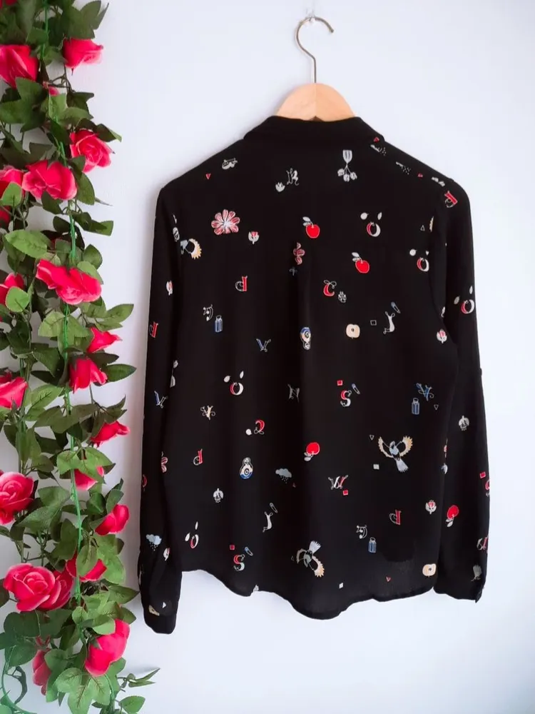 camisa preta estampada