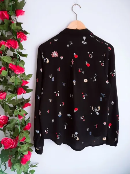 camisa preta estampada