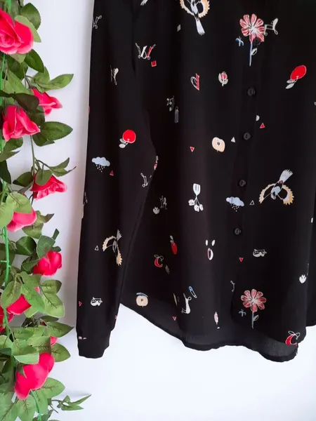 camisa preta estampada