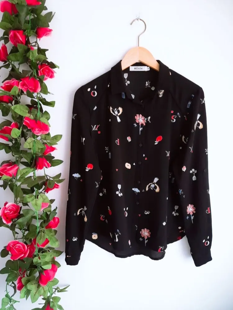camisa preta estampada
