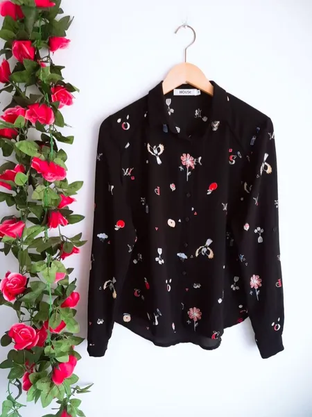 camisa preta estampada