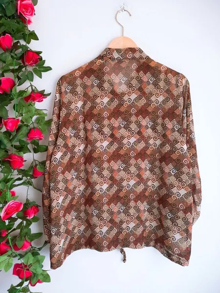 camisa estampada caleidoscópio marrom g