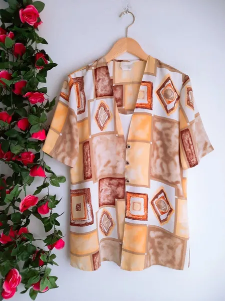 camisa amarela estampada com sobreposição