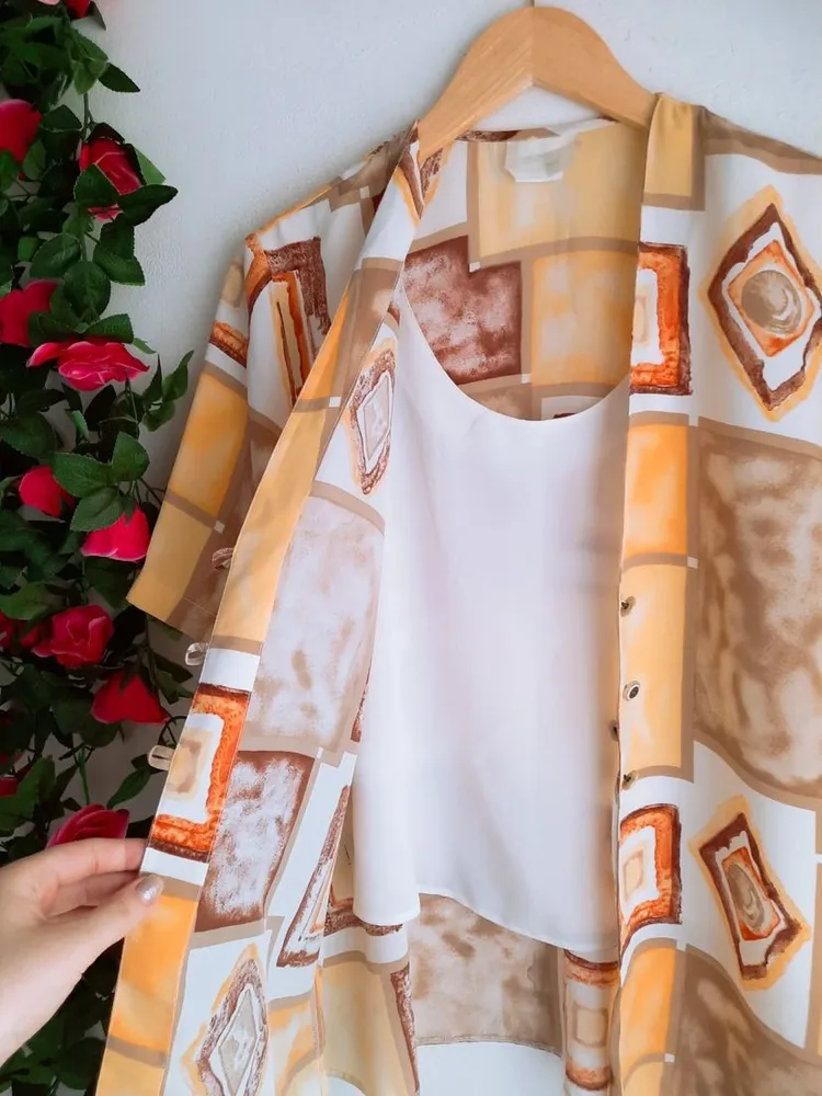 camisa amarela estampada com sobreposição