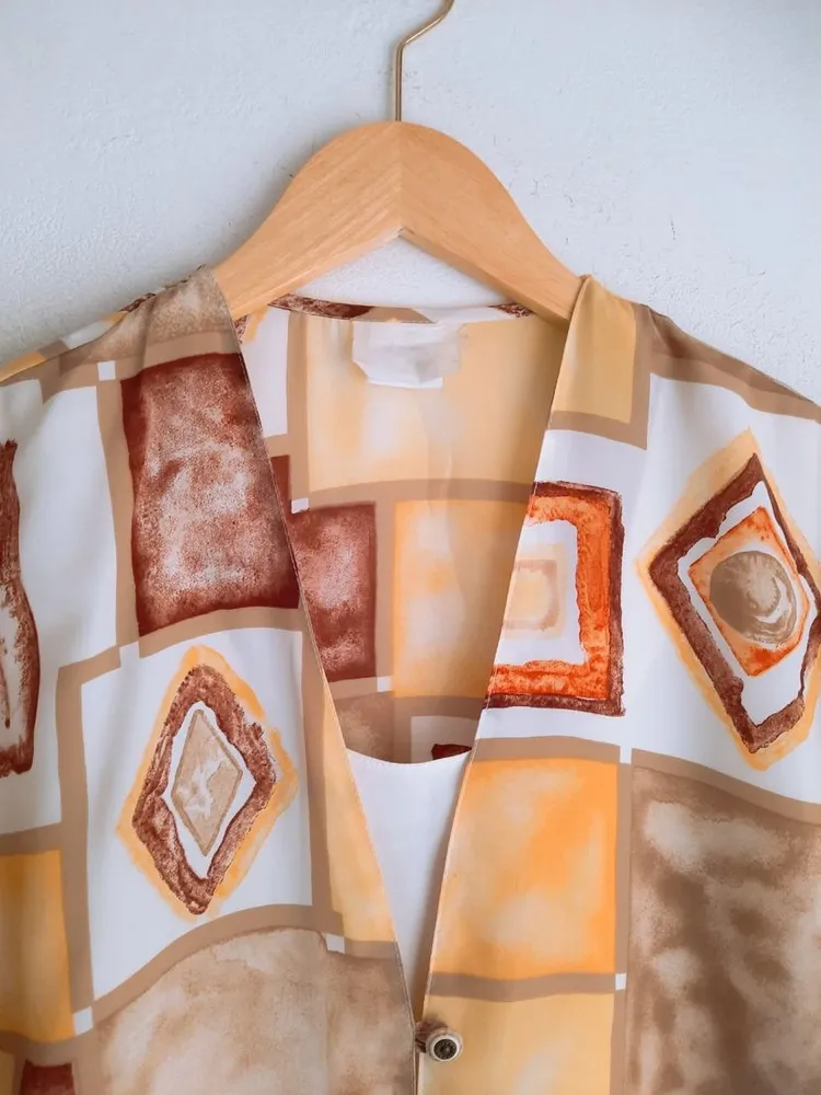 camisa amarela estampada com sobreposição