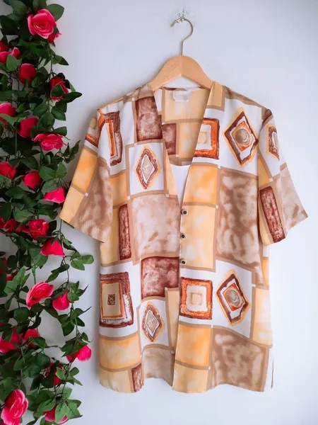camisa amarela estampada com sobreposição