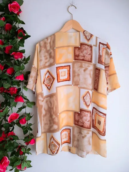 camisa amarela estampada com sobreposição