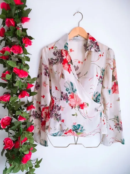 camisa envelope floral transpassada