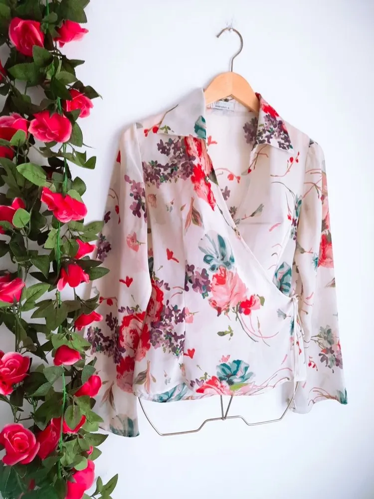 camisa envelope floral transpassada