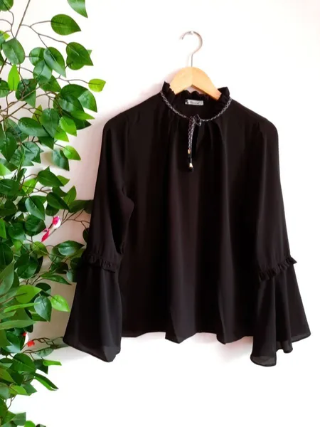 blusa preta manga flare gola laço