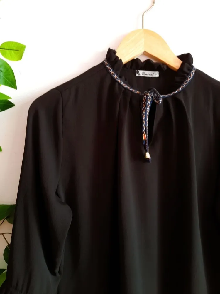 blusa preta manga flare gola laço