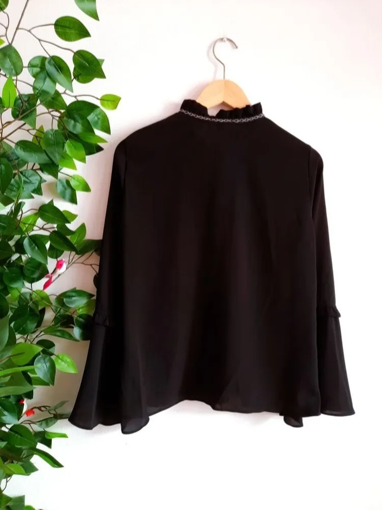 blusa preta manga flare gola laço