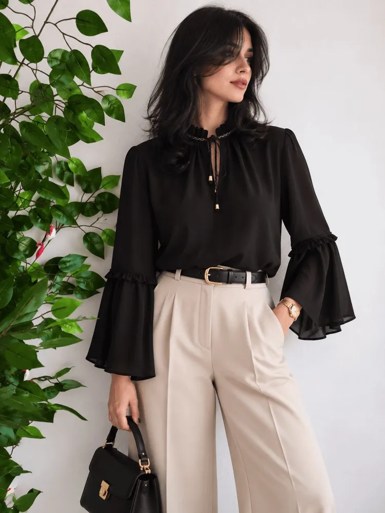 blusa preta manga flare gola laço