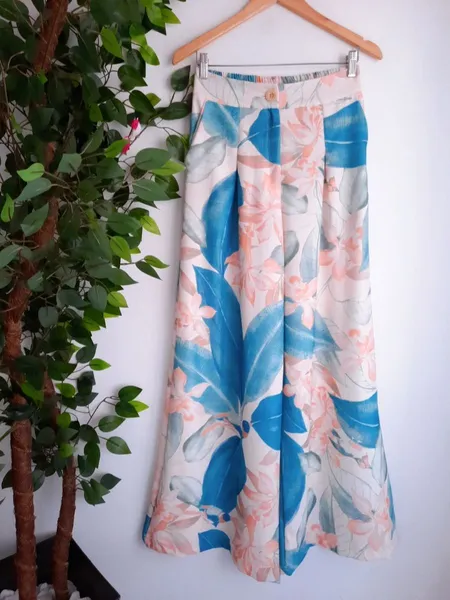 calça pantalona floral bege com azul