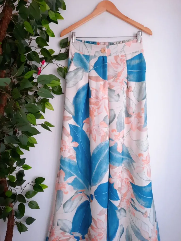 calça pantalona floral bege com azul