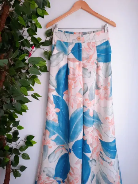 calça pantalona floral bege com azul