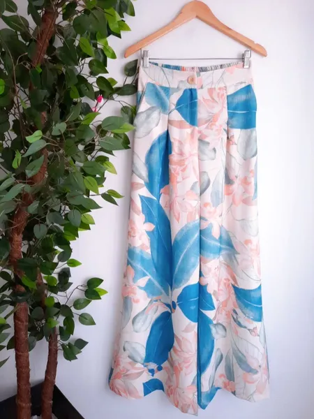 calça pantalona floral bege com azul
