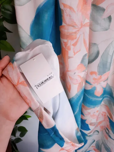 calça pantalona floral bege com azul
