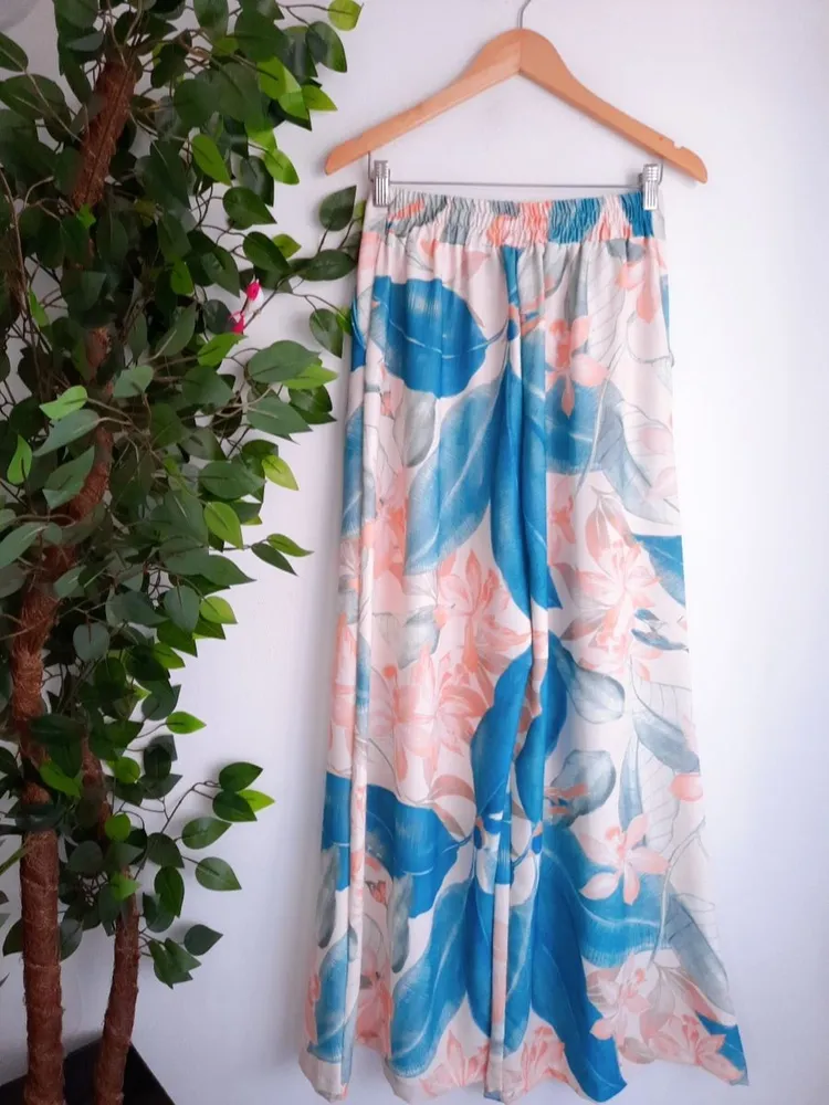 calça pantalona floral bege com azul