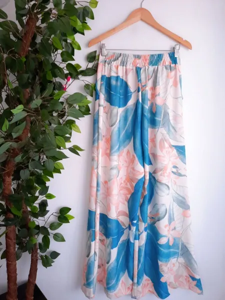 calça pantalona floral bege com azul
