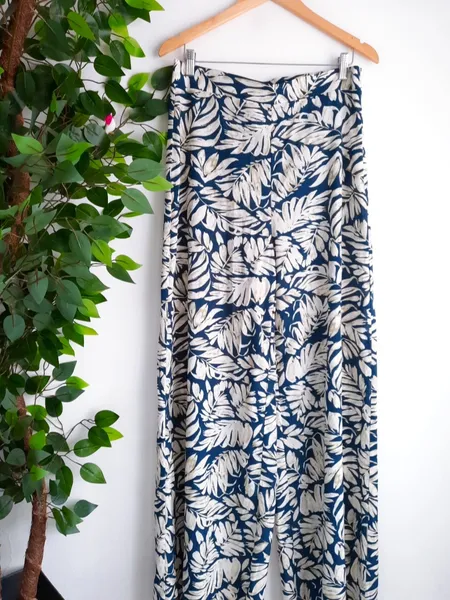 calça pantalona estampada folhagem azul shein