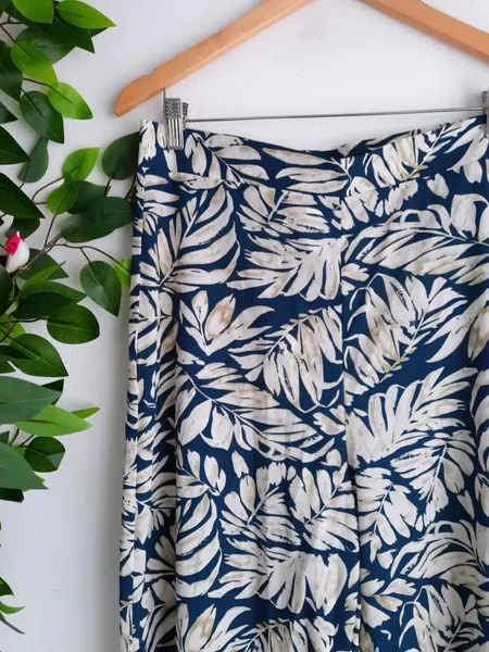 calça pantalona estampada folhagem azul shein