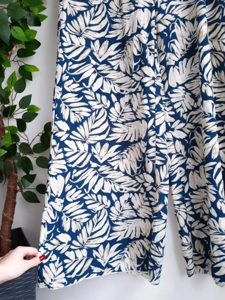 calça pantalona estampada folhagem azul shein