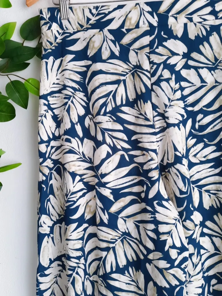 calça pantalona estampada folhagem azul shein