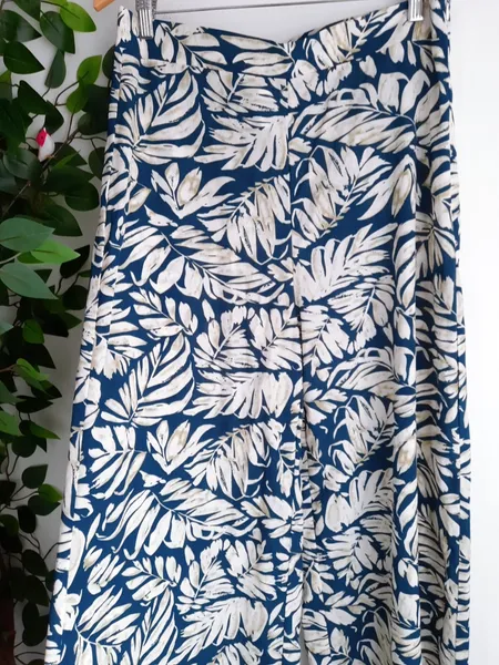 calça pantalona estampada folhagem azul shein