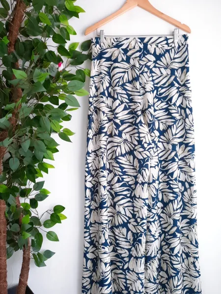 calça pantalona estampada folhagem azul shein