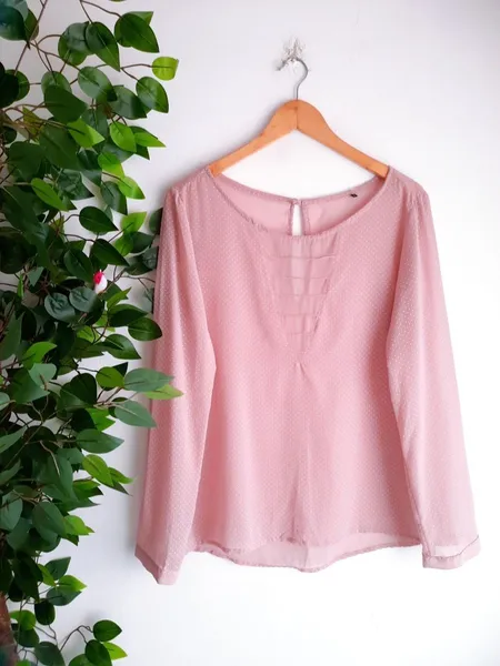 blusa poá rosa claro