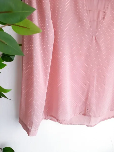 blusa poá rosa claro