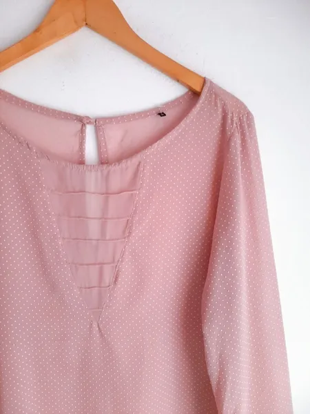 blusa poá rosa claro