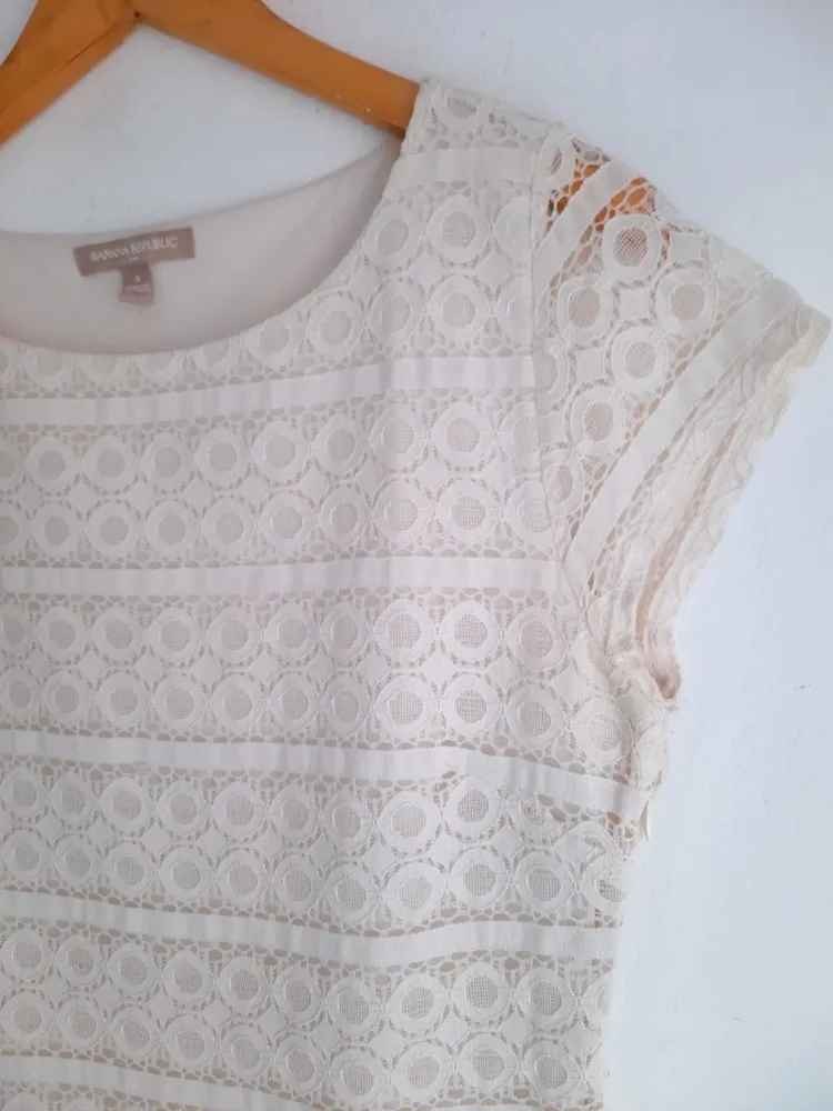 blusa rendada bege banana republic p