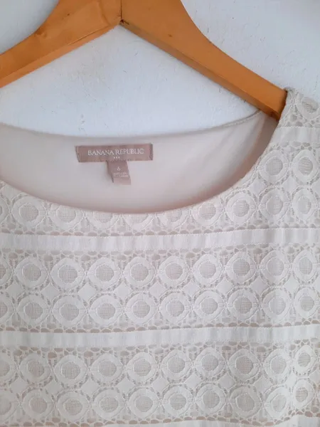 blusa rendada bege banana republic p