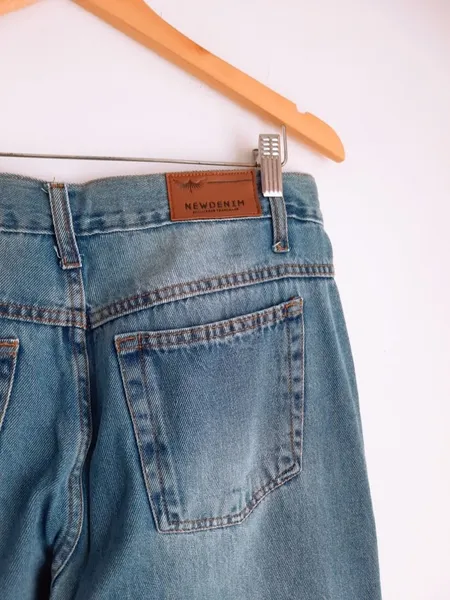 calça jeans reta azul claro newdenim