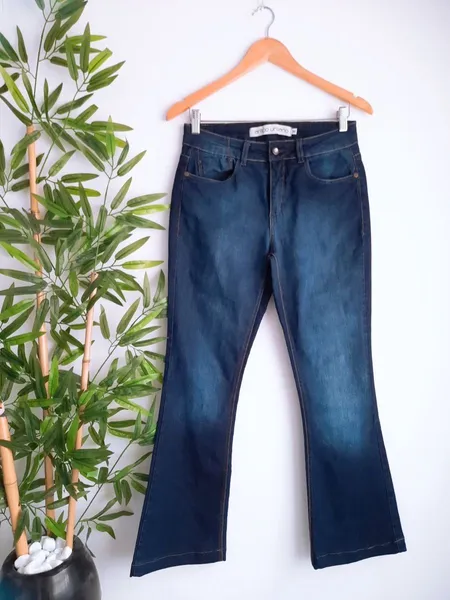 calça jeans flare azul urbano