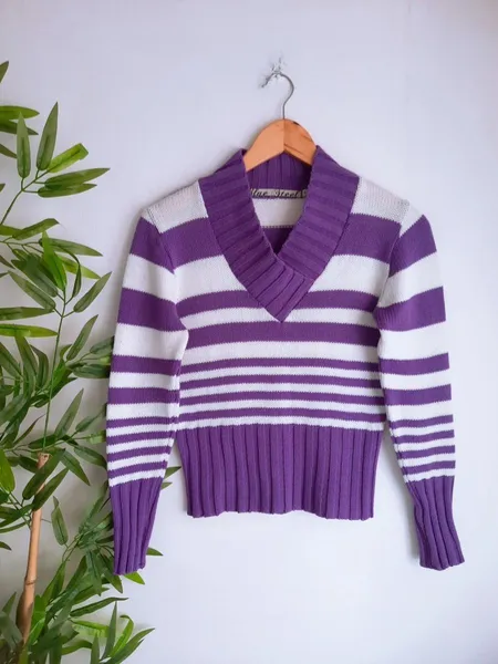 suéter de lã em tricô listrado branco com roxo