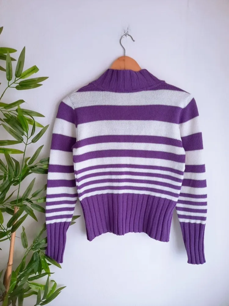 suéter de lã em tricô listrado branco com roxo