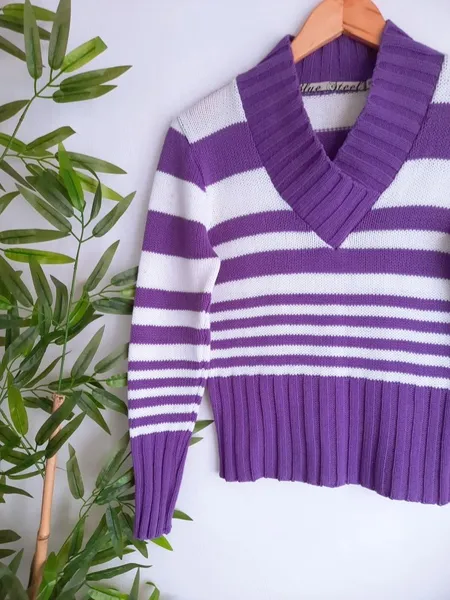 suéter de lã em tricô listrado branco com roxo