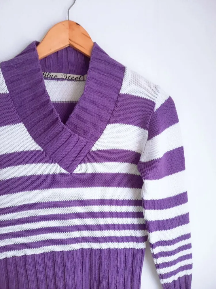 suéter de lã em tricô listrado branco com roxo