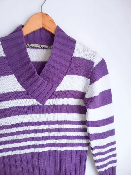 suéter de lã em tricô listrado branco com roxo