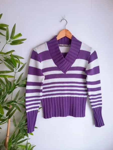 suéter de lã em tricô listrado branco com roxo